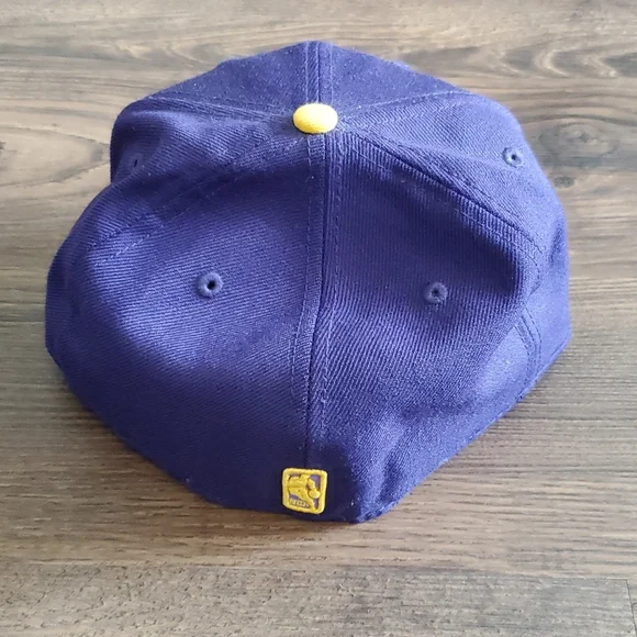 Los Angeles Lakers Hat - Picture 3 of 7